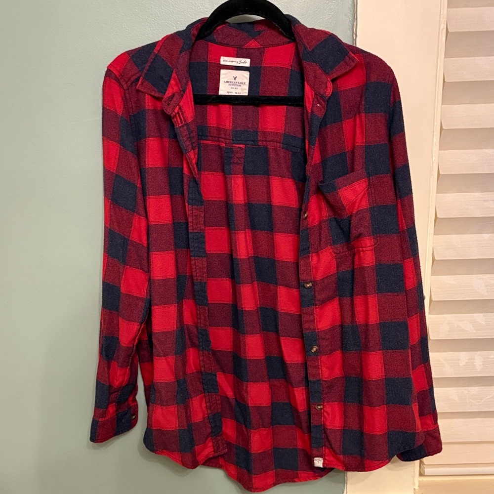 American Eagle Flannel Shirt Men’s M Red Black Buffalo Plaid Boyfriend Fit